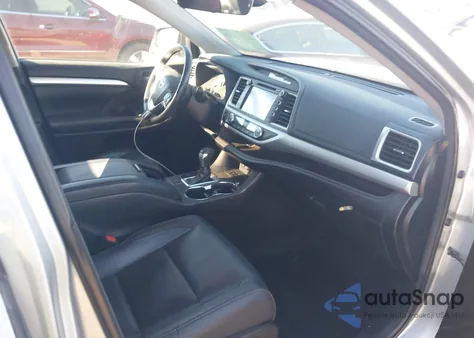 2018 Toyota Highlander Xle z USA, uszkodzony, nr VIN 5TDJZRFHXJS843200